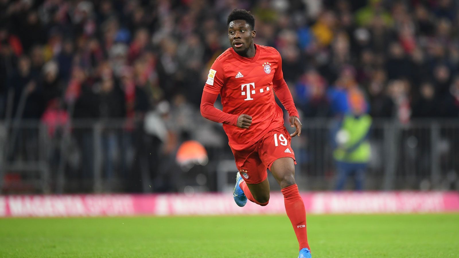 
                <strong>Alphonso Davies (FC Bayern München)</strong><br>
                Eigentlich erübrigte sich die Frage nach dem letzten Mitglied der Top-5-Liste: "Und mich selbst", antwortete Davies mit einem Lächeln gegenüber "90min". Den meisten 19-Jährigen hätte man dieses Selbstvertrauen bestimmt nicht zugetraut, aber Davies hat nach seinen beeindruckenden Saison allen Grund dazu. Mit seiner Schnelligkeit überrumpelte der Kanadier reihenweise seine Gegenspieler und agierte effektiv in der Defensive und Offensive. Davies' Spiel ist noch lange nicht perfekt, dennoch kann man den 19-Jährigen bereits zur Elite der Außenverteidiger zählen. 
              