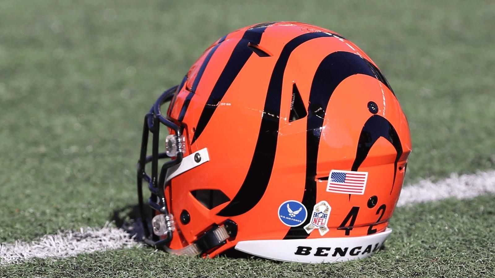 <strong>Cincinnati Bengals</strong><br>
                Der Gründer der neuen Cincinnati Bengals, Paul Brown, wählte den Namen&nbsp;Bengals bewusst, weil es in Cincinnati schon zuvor ein professionelles Footballteam namens Bengals gegeben hatte. Er wollte den Bezug zu den Ursprüngen des professionellen Footballs in Cincinnati herstellen. Die ursprünglichen Bengals spielten in der zweiten American Football League und trugen 1938 sogar zwei Spiele gegen die Chicago Bears und die Chicago Cardinals (heute Arizona Cardinals) aus der NFL aus.&nbsp;Brown wählte die Teamfarbe Braun, weil er bei den Cleveland Browns erfolgreich war, und fügte noch die Farbe Schwarz hinzu, um das Design eines Tigers zu bekommen. Ob nun Zufall oder nicht: Zur damaligen Zeit lebte in einem Zoo von Cincinnati ein seltener weißer bengalischer Tiger.
