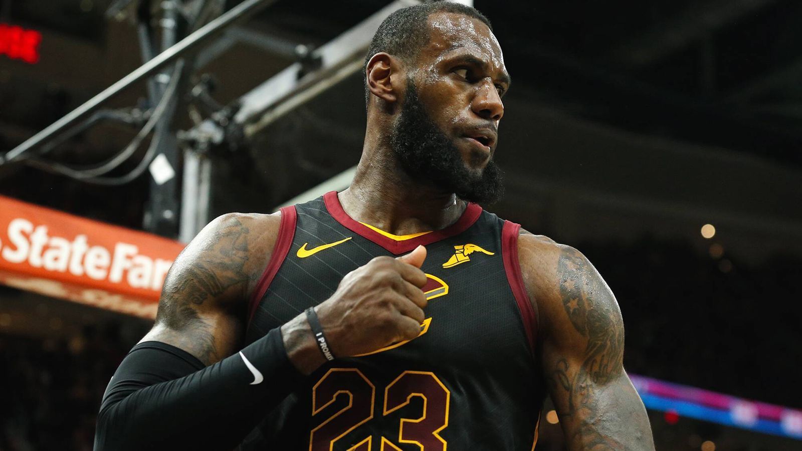
                <strong>LeBron James (Cleveland Cavaliers)</strong><br>
                LeBron James (Cleveland Cavaliers): Player of the Year Fan Award
              