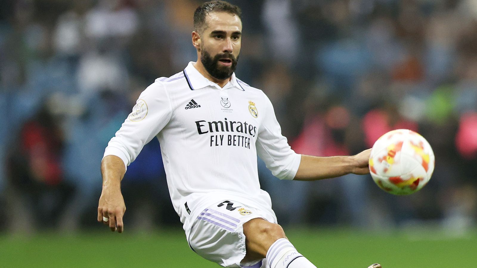 
                <strong>Daniel Carvajal (Real Madrid)</strong><br>
                Der Spielaufbau Reals läuft komplett über Carvajal, der die meisten Ballkontakte hat. Selbst schaltet sich der Rechtsverteidiger aber nur selten in die Offensive ein, auch weil defensiv auf seiner Seite eine Menge zu tun hat. ran-Note: 3
              