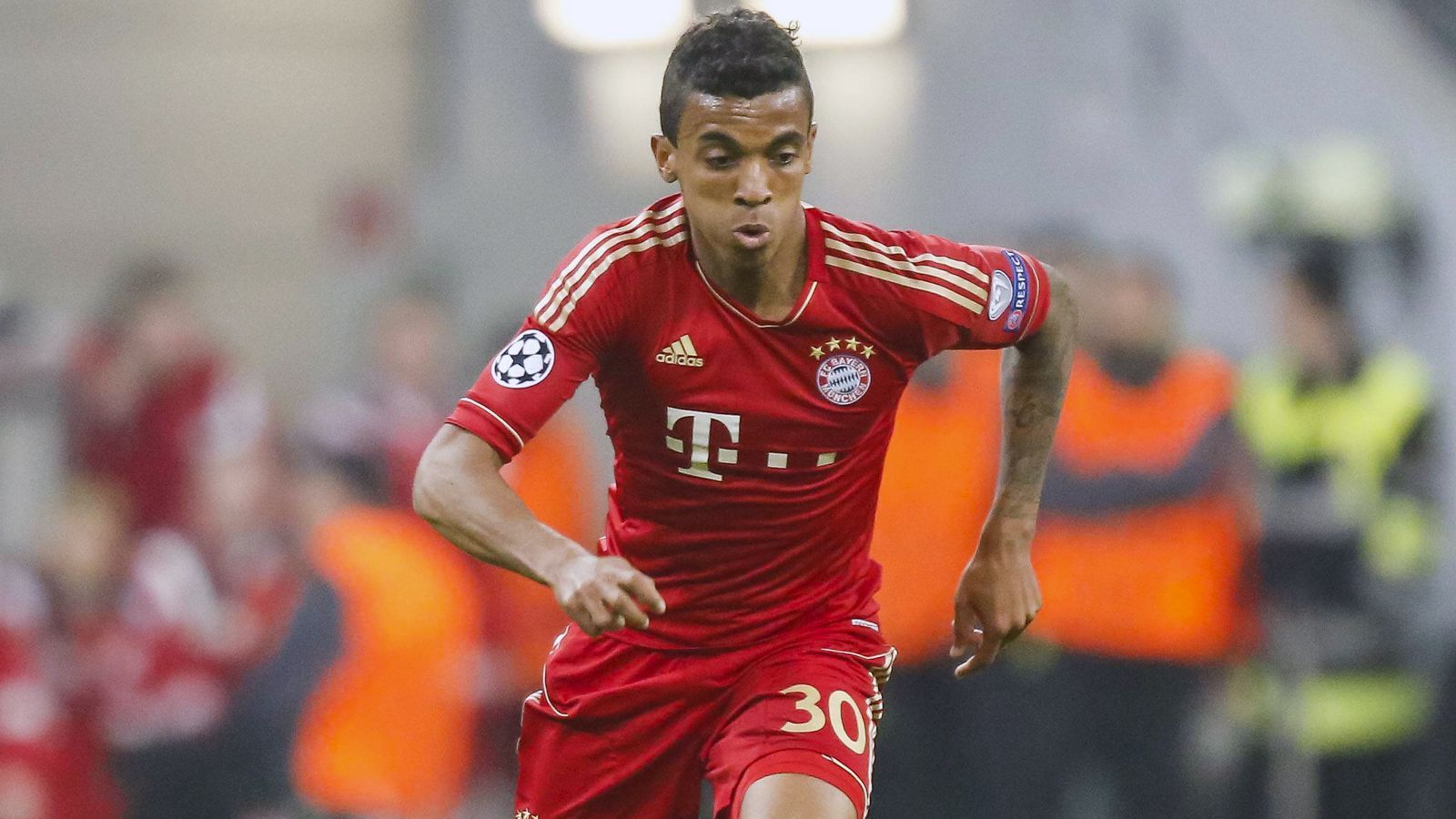 
                <strong>Luiz Gustavo</strong><br>
                Der ausgeglichene und breite Bayern-Kader war 2013 ein Erfolgsgeheimnis für das Triple. So konnte Trainer Jupp Heynckes neben den Spielern für die Startelf auch aus einer prominenten Liste von Ersatzspielern wählen. Gegen Barcelona kamen etwa beim 4:0-Heimsieg drei Stars als Joker ins Spiel. Den ersten Wechsel nahm Heynckes gut 20 Minuten vor dem Ende vor, als er Defensiv-Allrounder Luiz Gustavo aufs Feld schickte. Für den Brasilianer war es einer der letzten der insgesamt 100 Auftritte im Bayern-Trikot, nach dem Triple wechselte der einstige Hoffenheimer innerhalb der Bundesliga nach Wolfsburg, wo er später noch einmal Pokalsieger wurde. Nach dem Wolfsburg-Engagement und einem Transfer zu Olympique Marseille, ist der 32-Jährige mittlerweile bei Fenerbahce Istanbul gelandet. 
              