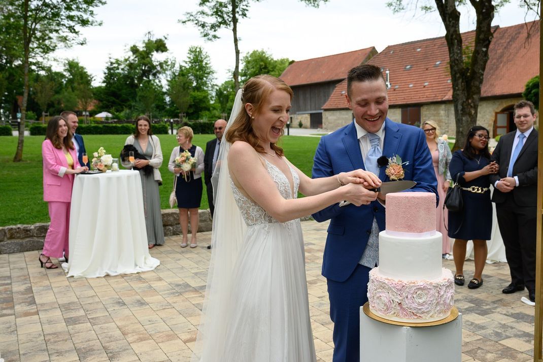 Markus und Jana schneiden bei "Hochzeit auf den ersten Blick" 2022 den Kuchen an
