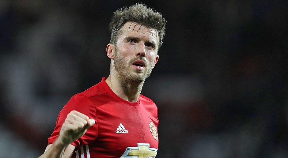 
                <strong>Michael Carrick (Manchester United)</strong><br>
                Michael Carrick vom englischen Rekordmeister Manchester United wird seine Karriere im Sommer 2018 beenden. "Es kommt eine Zeit, da sagt dir dein Körper, dass es Zeit ist, mit dem Fußball aufzuhören", sagte der 36-Jährige, "und das ist der Punkt, an dem ich bin." Seit 2006 lief Carrick 463-mal für Manchester United auf und gewann in dieser Zeit 18 Titel mit den Red Devils - darunter fünf Meisterschaften und 2008 die Champions League. In der aktuellen Saison kam Carrick erst zu vier Einsätzen, nachdem er wegen Herzproblemen im vergangenen Herbst in Behandlung war. Der 34-malige Nationalspieler soll dem Verein im Trainerstab um Teammanager Jose Mourinho erhalten bleiben. "Es ist zwar noch nicht komplett beschlossen, aber es sieht sehr danach aus", sagte Carrick.
              