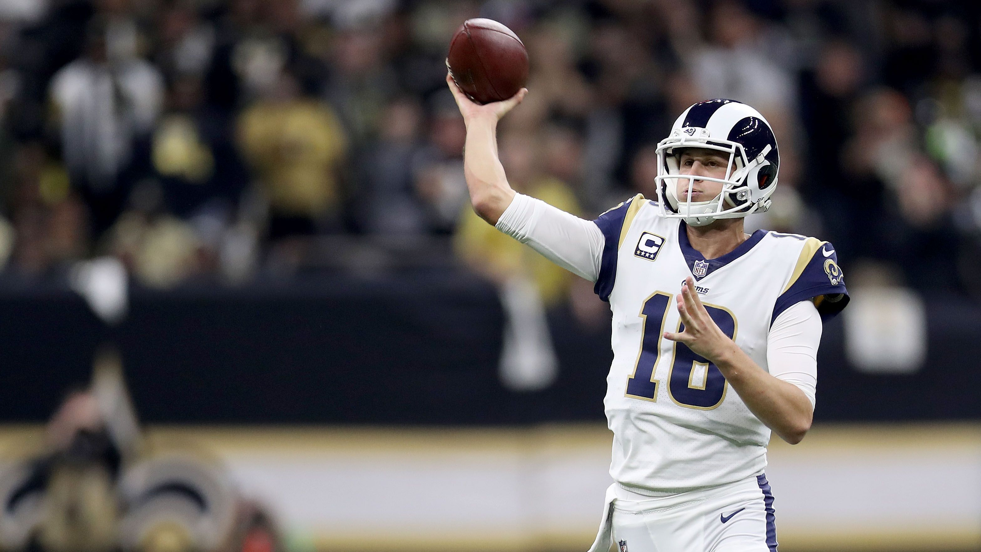 
                <strong>2016: Jared Goff (Los Angeles Rams)</strong><br>
                In seinem ersten Jahr durfte Jared Goff zunächst hinter Case Keenum die NFL kennenlernen. Zur Saison 2017 wurde er dann zum Starter der Los Angeles Rams und spielte mit 28 Touchdowns und sieben Interceptions eine gute Saison. Dieser Eindruck bestätigte sich auch in der folgenden Saison, Goff zählte 2018 zu den besten Passgebern der Regular Season. In den Playoffs konnte er jedoch nicht mehr an seine starke Leistung anknüpfen. Dennoch gelang den Rams der Einzug in den Super Bowl. Dort unterlagen sie aber, nicht zuletzt aufgrund einer durchwachsenen Leistung von Goff, den New England Patriots mit 3:13. In der aktuellen Offseason wurde er schließlich für Matthew Stafford per Trade zu den Detriot Lions geschickt. Hier erhofft er sich einen Neuanfang. 
              