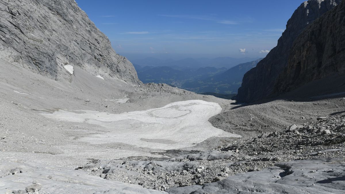 Altschnee und Geröll liegen auf dem kleinen Überrest des Watzmanngletschers.