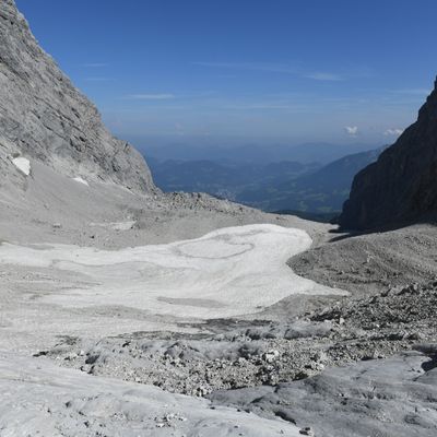 Altschnee und Geröll liegen auf dem kleinen Überrest des Watzmanngletschers.