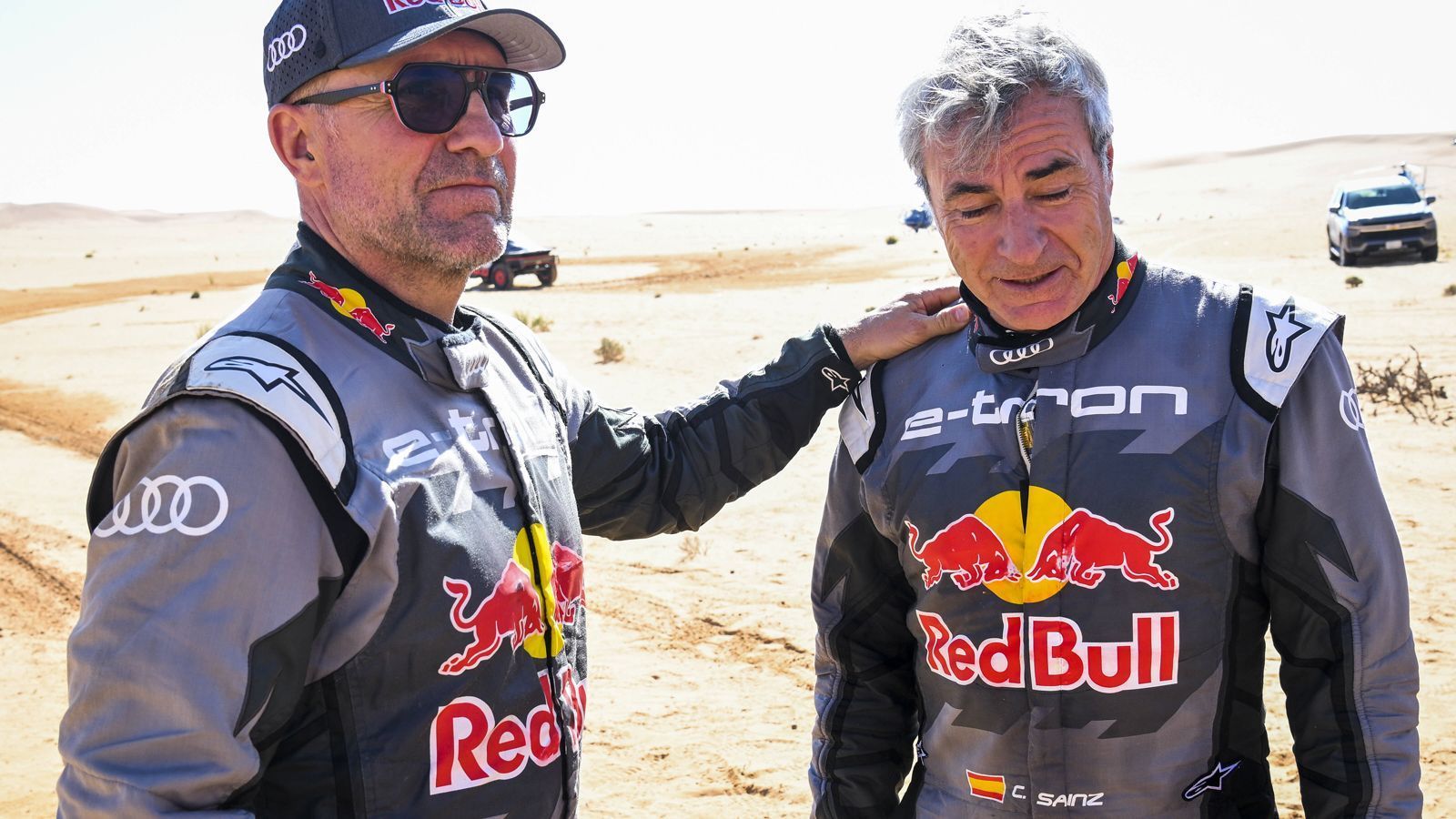 
                <strong>Sainz lässt Hubschrauberpilot nach Unfall umkehren</strong><br>
                Verwirrung rund um Carlos Sainz. Nach einem schweren Unfall stieg der spanische Altmeister zunächst aus der 45. Rallye Dakar aus, wies den Hubschrauberpiloten auf dem Weg ins Krankenhaus von Riad aber dann plötzlich an, umzukehren. Noch ist unklar, ob der dreimalige Sieger der Rallye Dakar wieder zurückkehren kann. Sainz überschlug sich nur fünf Kilometer nach dem Start mit seinem Audi, der Fahrer und sein Co-Pilot Lucas Cruz blieben unverletzt. Schon am Freitag war das Duo verunglückt, dabei wurde das linke Vorderrad des Wagens abgerissen.
              