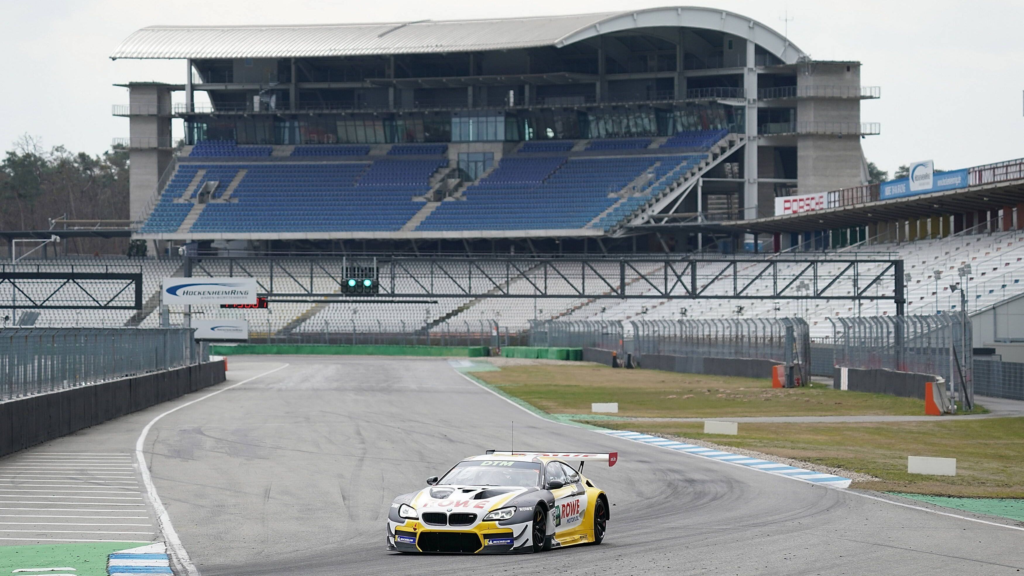 
                <strong>20 bis 22. Oktober: Hockenheimring (Deutschland)</strong><br>
                Wenn der Lausitzring das Wohnzimmer der DTM ist und Zolder sich "Home of DTM" nennt, dann ist es nur recht und billig, dass der Hockenheimring (4,574 km) als "Heimat der DTM" gilt. Denn nirgendwo sonst war die Rennserie so oft zu Gast wie hier, häufig sogar zweimal in der Saison. Zudem ist das Motodrom seit 1988, von wenigen Ausnahmen abgesehen, immer auch der Austragungsort für das große Saisonfinale - so auch 2023.
              