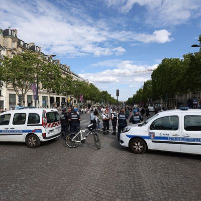 Messerattacke auf Polizisten nahe Pariser Champs-Élysées