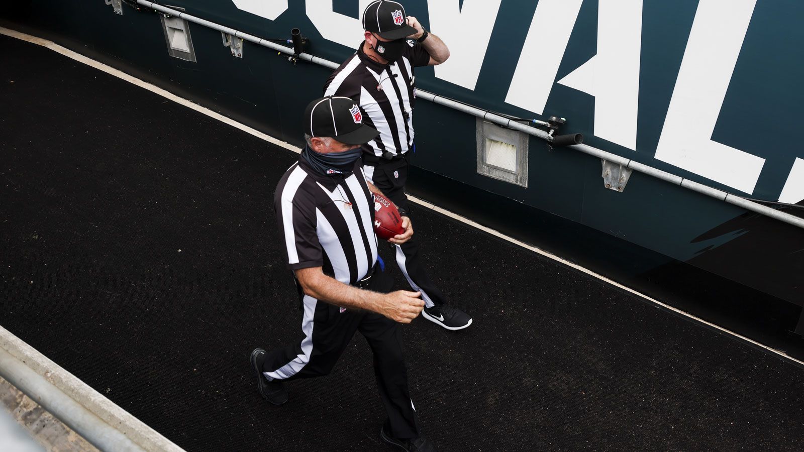 
                <strong>Aufgaben der Field Judges</strong><br>
                Die 18 Field Judges: Michael Banks (seit 19 Jahren in der NFL), Tra Blake (eins), Joe Blubaugh (eins), Terry Brown (15), Ryan Dickerson (vier), Tom Hill (22), Anthony Jeffries (drei), John Jenkins (sieben), Nate Jones (zwei), Dave Meslow (zehn), Rick Patterson (25), Dominique Pender (eins/auch als SJ im Einsatz), Dyrol Prioleau (14), Mearl Robinson (vier), Aaron Santi (sechs), Jabir Walker (sechs), Mike Weatherford (19), Steve Zimmer (24) -Positionierung auf dem Feld: steht im Defensive Backfield 20 Yards von der LoS entfernt an derselben Seitenlinie wie der Line Judge -Allgemeine Aufgaben: blickt bei dem in seiner Spielfeldhälfte weiter entfernten Receiver nach "Illegal use of Hands" oder "Blocking Fouls" sowie nach Strafen für den ihn deckenden Defensive Back / schaut, ob Runner "Out of Bounds" gegangen sind / zählt die Spieler der Defense auf dem Feld -Aufgaben bei Run Plays: schaut nach Blocks, "Illegal use of Hands" und "Holding" beim weiter entfernten Receiver / bei einem Play über seine Seite schaut er, ob der Runner "Out of Bounds" gegangen ist -Aufgaben bei Pass Plays: fokussiert sich auf den weiter entfernten Receiver in seiner Spielfeldhälfte und überwacht, dass dieser seine Route ohne unerlaubte Einmischung der Defense laufen kann / kommt der Pass in seine Nähe, schaut er ob dieser "complete" war / zeigt an, ob der Receiver bei einem Catch "In Bounds" oder "Out of Bounds" war / hat einen Blick auf "Pass Interferences" -Aufgaben bei Plays der Special Teams: entscheidet über Blocks während des Punts / stellt sich bei Field Goals oder Extrapunkten unter das Gestänge und zeigt an, ob der Versuch erfolgreich war
              