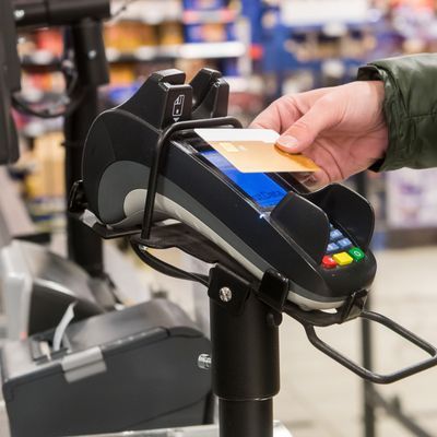 Kontaktloses Bezahlen mit Karte im Supermarkt
