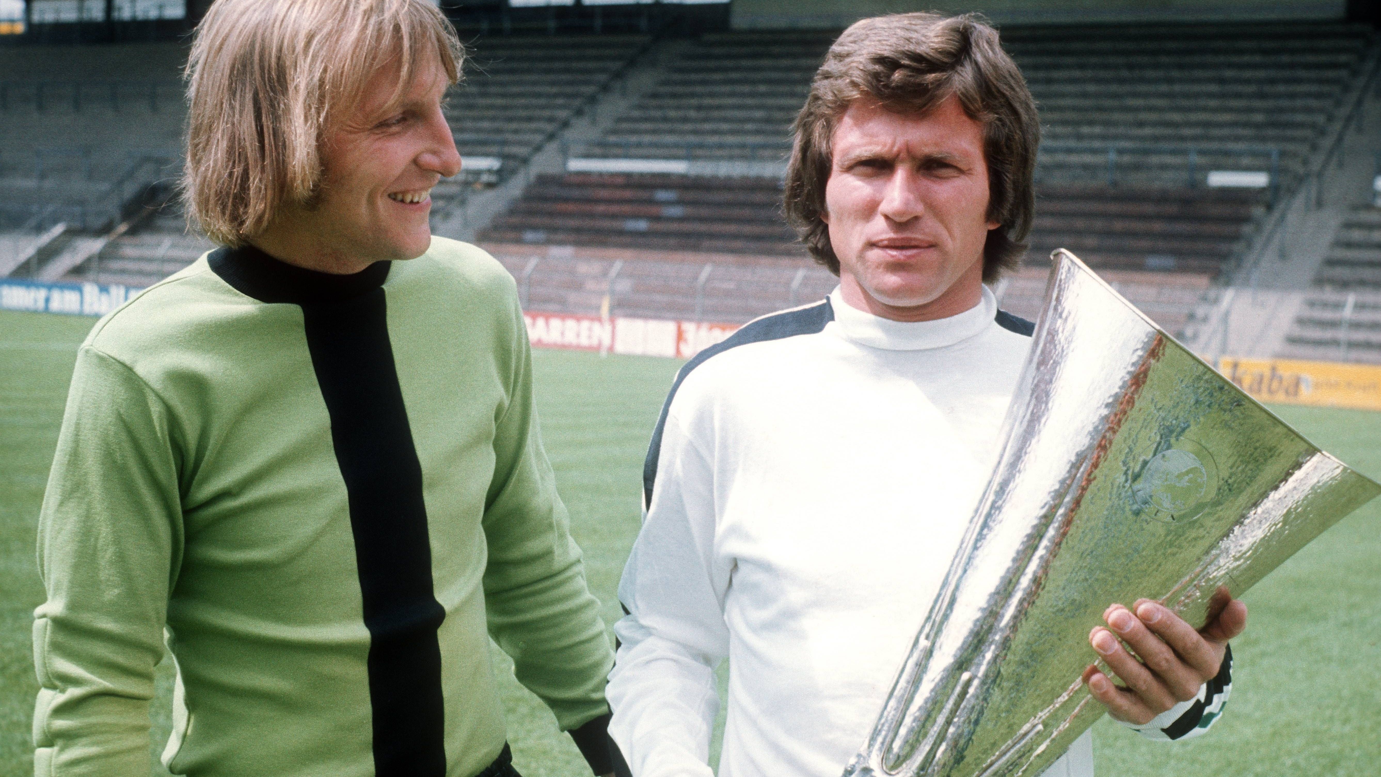 <strong>Wer waren damals die Top-Torjäger in der Bundesliga? </strong><br>Jupp Heynckes (r., mit Wolfgang Kleff) und Gerd Müller, beide trafen 30 Mal. Sie standen auch für die damalige Rivalität zwischen den Bayern und Borussia Mönchengladbach, die sich mit den Titeln in den 70er Jahren abwechselten. 1974 wurden die Bayern zum dritten Mal in Folge Meister, danach folgte dreimal die Borussia.