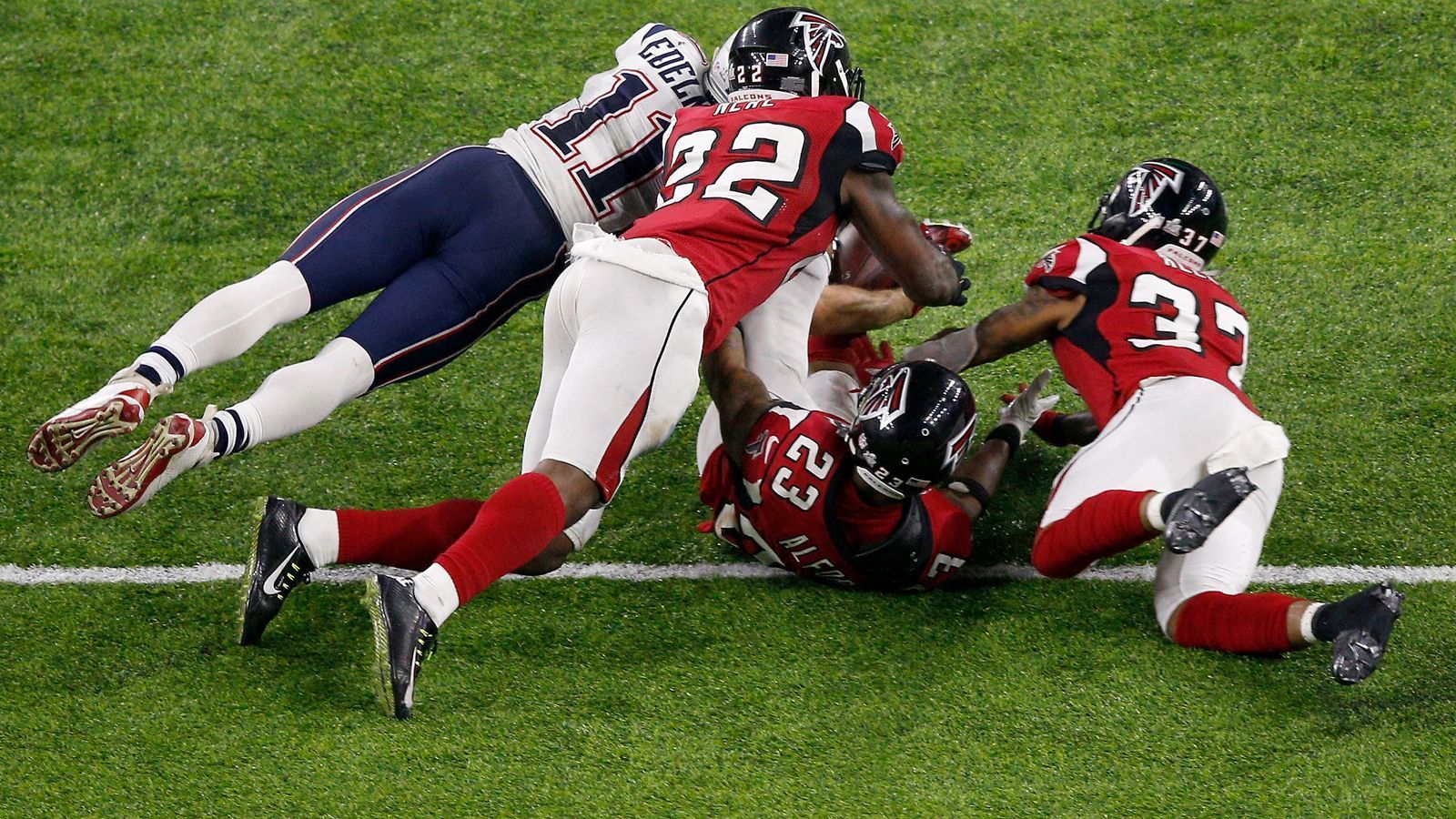 
                <strong>Von Super Bowl 51 bis zum Ryan-Abgang: Der Zerfall der Atlanta Falcons</strong><br>
                Es ist ein Spiel, das eigentlich jeder NFL-Fan kennt: Super Bowl 51. Die New England Patriots gewannen nach einem 3:28-Rückstand noch mit 34:28 gegen die Atlanta Falcons. Es gilt als der größte Kollaps der NFL-Geschichte. Die Falcons zerfielen in den Jahren darauf langsam in ihre Einzelteile. Der Trade von Quarterback Matt Ryan ist das i-Tüpfelchen dieser Entwicklung. Wie konnte das alles passieren? ran wirft einen Blick zurück.
              