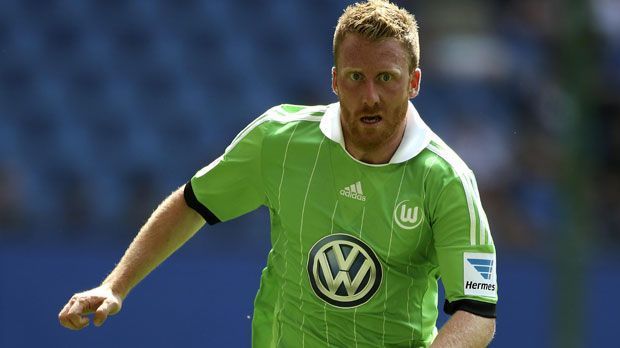 
                <strong>VfL Wolfsburg Auswärtstrikot</strong><br>
                In der Ferne treten die Wölfe klassisch elegant auf. Mit dem weißen Kragen und den feinen Nadelstreifen gibt Patrick Ochs eine gute Figur ab
              