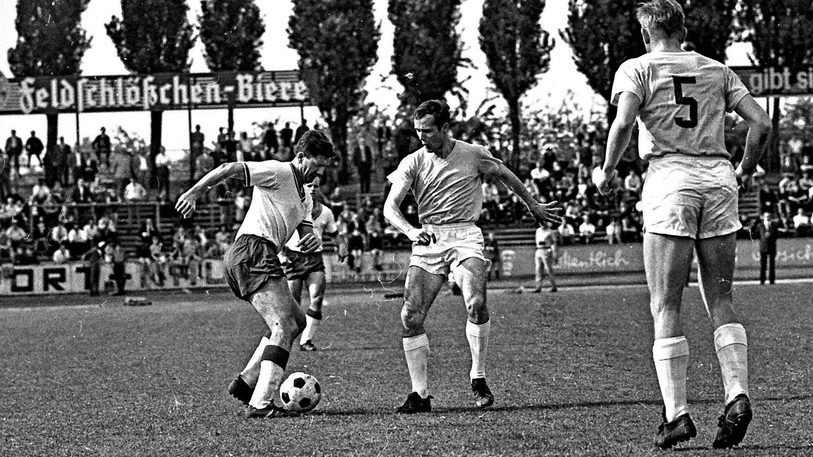 
                <strong>Erste Rechtevergabe 1965</strong><br>
                1965 erwarben "ARD" und "ZDF" erstmals die TV-Rechte für die Bundesliga für ausgewählte Partien. Der Preis lag seinerzeit bei 650.000 Mark pro Saison. Die "Sportschau" strahlte die Zusammenfassungen nun schon am Samstag nach Abpfiff und nicht wie zuvor am Sonntagabend aus. 
              