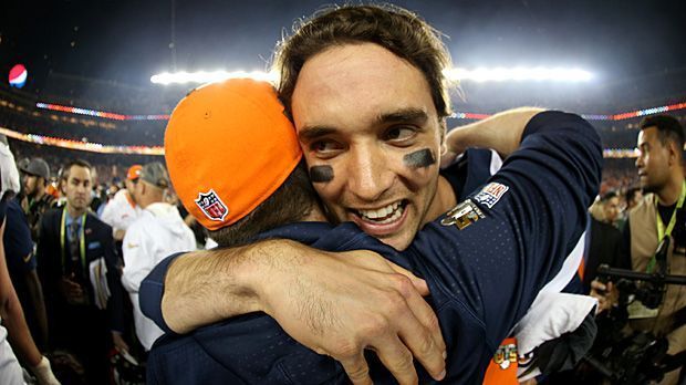 
                <strong>Brock Osweiler (Denver Broncos -> Houston Texans)</strong><br>
                Der Quarterback verabschiedet sich nach dem Titelgewinn in San Francisco von den Broncos, wo er nur Backup des nun zurückgetretenen Peyton Manning war. In Texas erhofft sich der Ballverteiler nun den Sprung zum Starter. Dort soll der 25-Jährige in vier Jahren 72 Millionen US-Dollar kassieren.
              