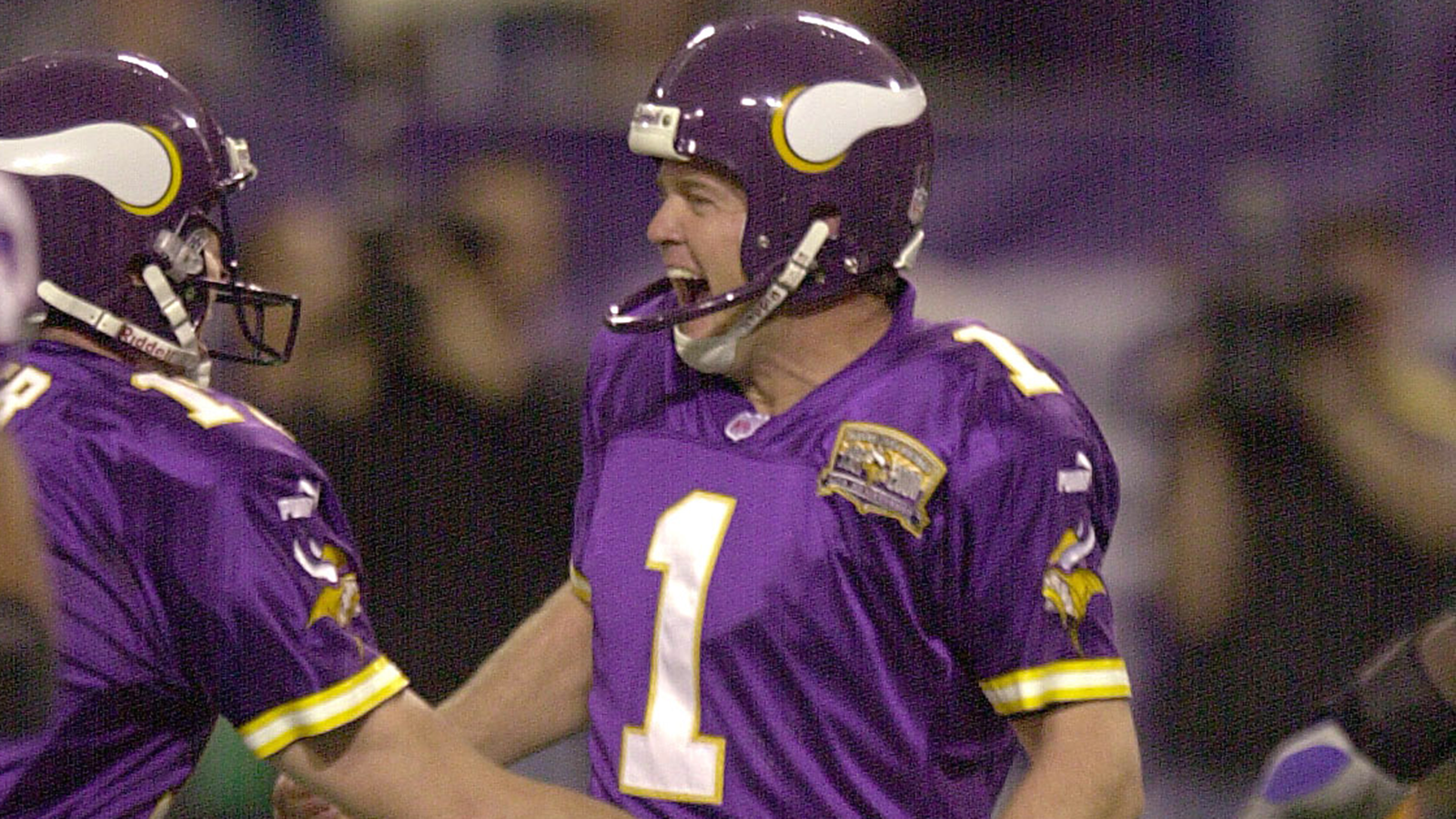 
                <strong>Gary Anderson (Minnesota Vikings)</strong><br>
                Bitterer wird's eigentlich nicht mehr. 1998 pflügten die Vikings angeführt von den in der Offense überragenden Randy Moss und Randall Cunningham - und einem historisch guten Kicker namens Gary Anderson durch die Liga. 15-1 lautete die Bilanz in der Regular Season, in der Anderson als erster Kicker in der Geschichte ohne einen einzigen Fehlversuch blieb. Die Vikings? Klarer Favorit auf den Super Bowl. Doch dann wurde es dramatisch.
              