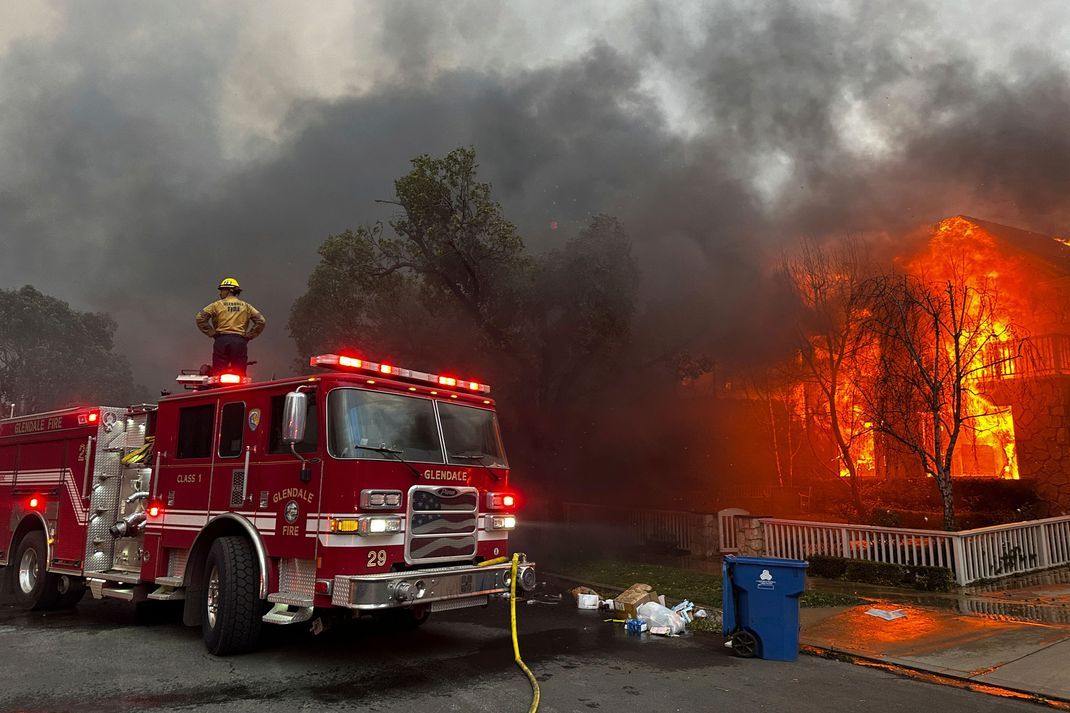 Feuerwehrleute bekämpfen das Palisades-Feuer.