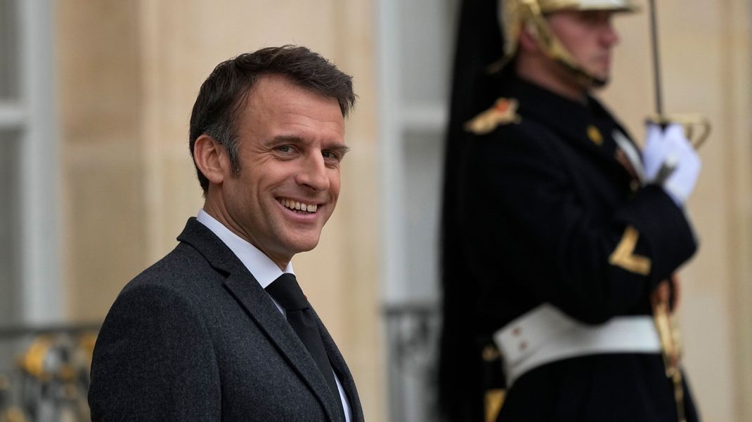 Emmanuel Macron, Präsident von Frankreich, zeigt seine trainierten Arme auf Social-Media. Was steckt hinter den Box-Fotos des französischen Staatsoberhauptes?