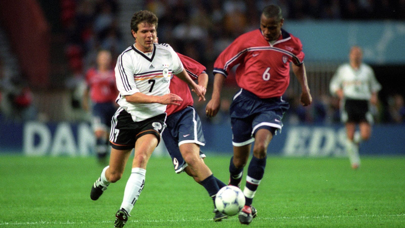 
                <strong>1998 in Frankreich (Viertelfinal-Aus)</strong><br>
                Und wieder trifft Klinsmann im ersten Spiel. Beim 2:0 gegen die USA sorgt er für den Endstand. Die Führung im Pariser Prinzenpark hatte Andreas Möller erzielt.
              