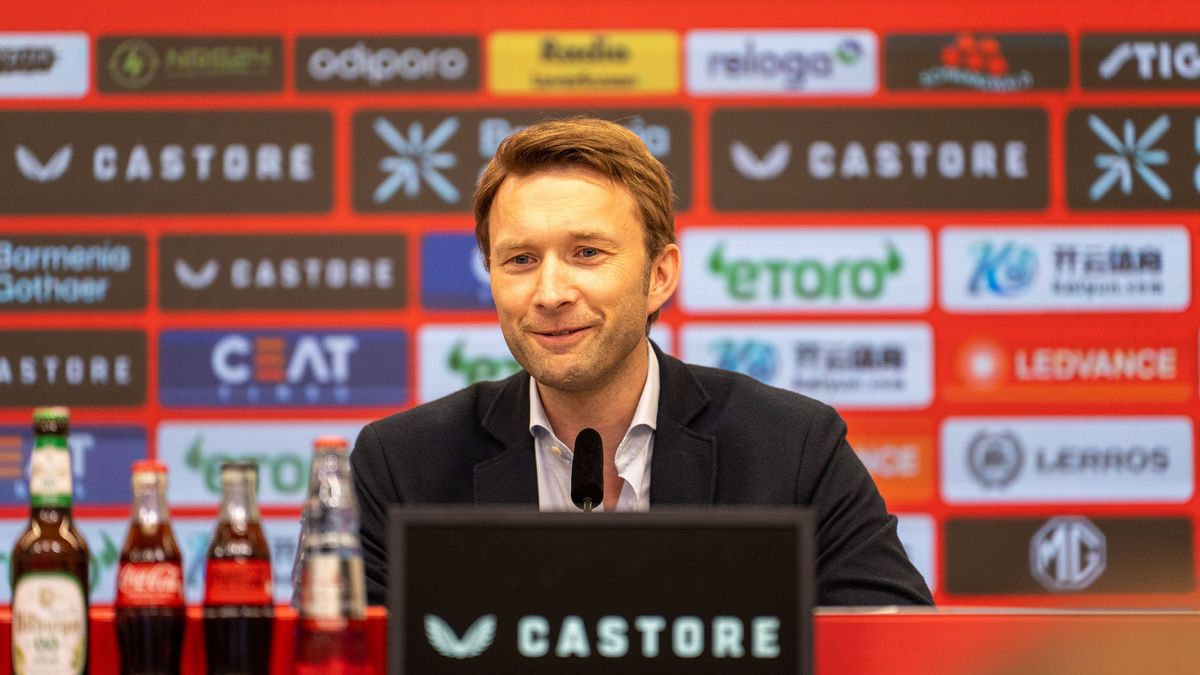 Simon Rolfes (Geschäftsführer Bayer Leverkusen) Trainervorstellung bei Bayer 04 Leverkusen, Fussball, 1. Bundesliga, Saison 2025 2026, 26.05.2025 DFL REGULATIONS PROHIBIT ANY USE OF PHOTOGRAPHS AS ...