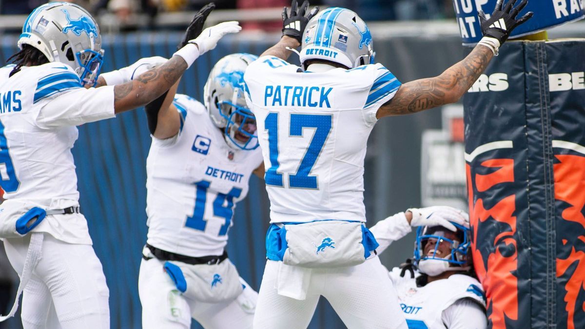 NFL, American Football Herren, USA 2024: Lions vs Bears DEC 22 Detroit Lions Jahmyr Gibbs (26) (right) celebrates his touchdown with teammates Jameson Williams (9), Amon-Ra St. Brown (14) and Tim P...