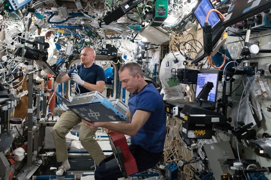 Wer auf der ISS arbeiten möchte, sollte Spaß an wissenschaftlicher Arbeit haben - und an Technik. Wenn die Astronauten keine Experimente ausführen, warten und reparieren sie die Station.