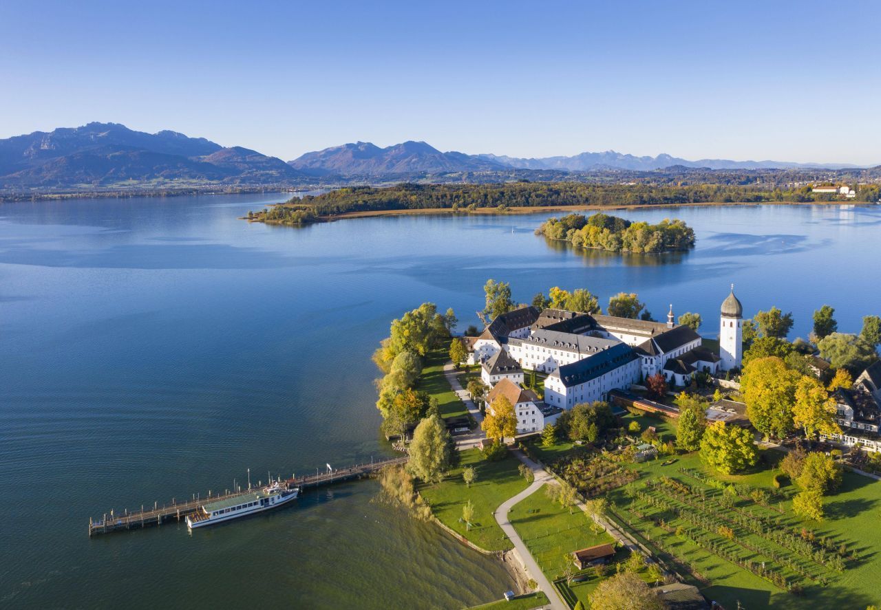 Der Chiemsee ist mit einer Fläche von 80 Quadratkilometern der größte See in Bayern und trägt den Titel "Bayerisches Meer". Hier badet man mit Blick auf die Alpen-Kulisse - und die "schwimmenden Perlen". Die Herreninsel beherbergt das Neue Schloss Herrenchiemsee, eine verkleinerte Kopie von Schloss Versailles, die König Ludwig II. im 19. Jahrhundert erbauen ließ, auf der Fraueninsel steht das berühmte Kloster Frauenwörth. Zu 