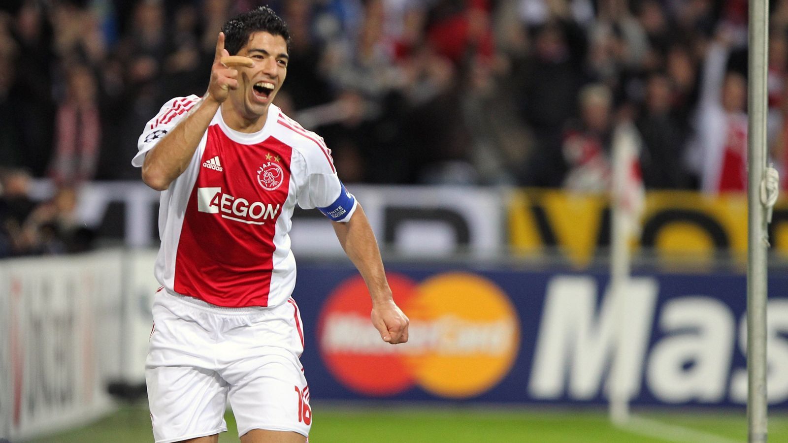 
                <strong>Luis Suarez (Ajax Amsterdam)</strong><br>
                Traf in drei Spielen in Folge nach dem Saisonbeginn 2007/08 und 2010/11
              