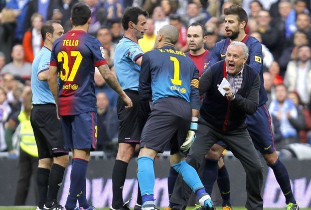 
                <strong>2.3.2013: Victor Valdes (FC Barcelona)</strong><br>
                Beim Clasico in Madrid brennen Victor Valdes die Sicherungen durch. Der Torwart des FC Barcelona rennt aus seinem Kasten und beschimpft den Schiri solange, bis dieser ihm zunächst die Gelbe und wenig später die Gelb-Rote Karte zeigt. Auch nach dem Platzverweis ist er kaum zu halten.
              