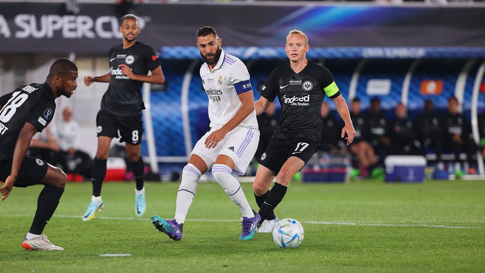 
                <strong>Karim Benzema</strong><br>
                Läuft vorne viele Wege, läuft die Frankfurter Hintermannschaft immer wieder an, kann sich aber zunächst kaum offensiv einbringen. Gewinnt das entscheidende Kopfballduell vor dem 1:0 und leitet so die Führung ein. Vergibt in der ersten Halbzeit zwar einen Hochkaräter, macht nach gut 65 Minuten mit seinem Treffer aber den Deckel drauf. ran-Note: 2
              