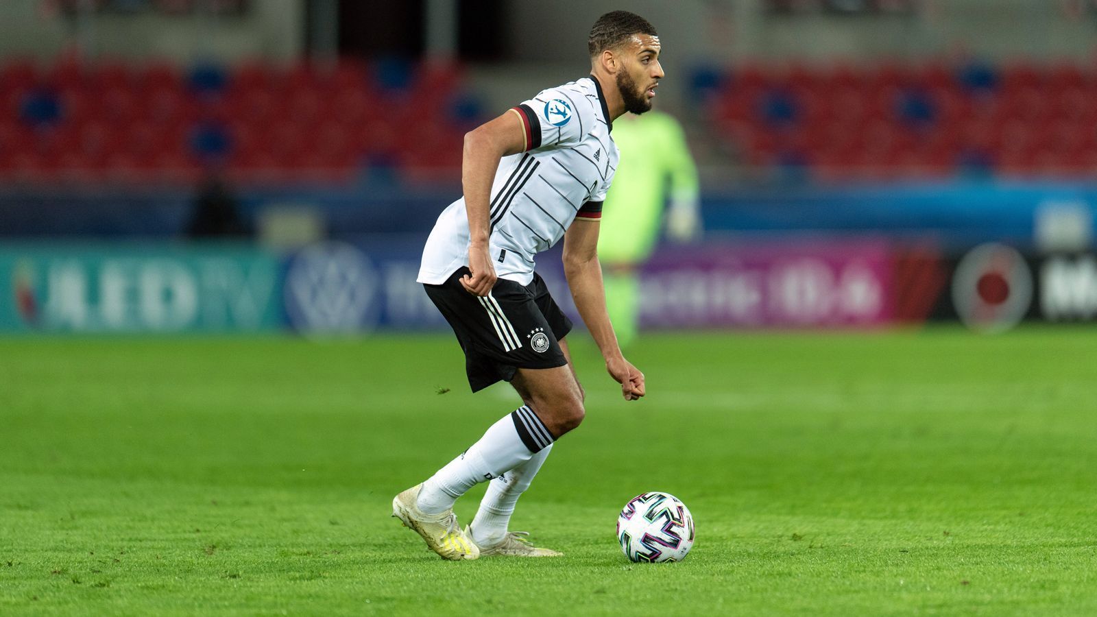 <strong>Josha Vagnoman</strong><br>Mit Blick auf die Heim-EM könnte auch wieder Josha Vagnoman den Weg ins DFB-Team finden. Der Stuttgarter, der derzeit wegen eines Ermüdungsbruchs ausfällt, debütierte im März unter Hansi Flick im DFB-Team, galt einst schon beim HSV als große Zukunftshoffnung. Auf Nationalmannschaftsebene feierte er auch seinen bislang größten Erfolg - 2021 wurde er mit Deutschland U21-Europameister.&nbsp;