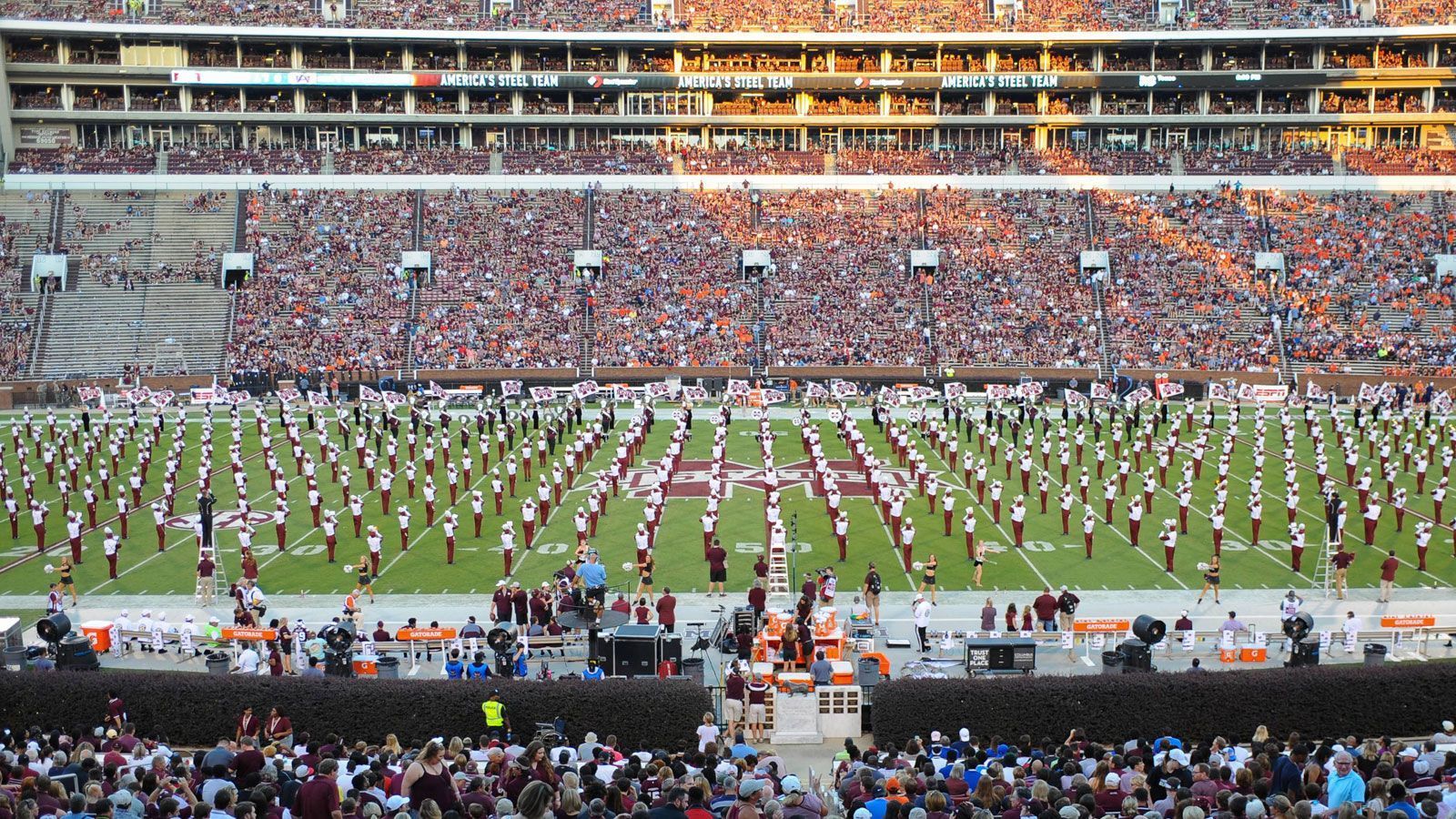 
                <strong>Davis Wade Stadium</strong><br>
                Stadion der Mississippi State Bulldogs.1914 gebaut und eröffnet, bis 1920 New Athletic Field, bis 2000 Scott Field.Benannt nach dem Unterstützer Floyd Davis Wade Sr., der eine stattliche Summe zur Stadionvergrößerung beisteuerte.61.337 Plätze, Naturrasen.
              