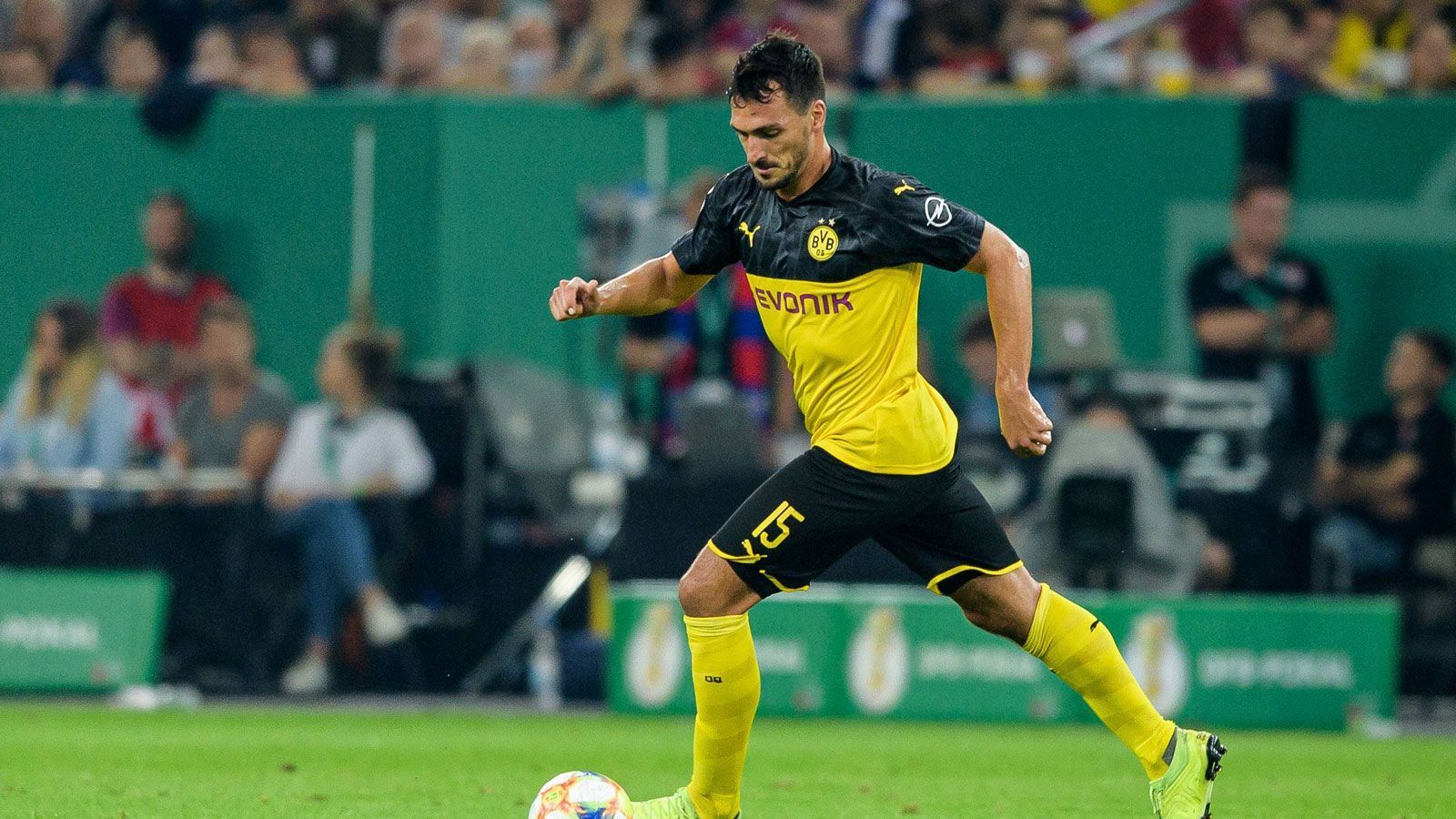 
                <strong>10. These: Mats Hummels entscheidet die Meisterschaft zugunsten des BVB</strong><br>
                Das direkte Duell am 28. Spieltag zwischen dem BVB und dem FC Bayern entscheidet das Kopf-an-Kopf-Rennen um die Meisterschaft. In der 88. Minute köpft ausgerechnet Mats Hummels nach einer Ecke zum 2:1-Endstand ein. Solche Geschichten erzählt nur der Fußball. Am Abend schreibt Rummenigge in sein Tagebuch: "Niklas Süle ist trotzdem der beste Innenverteidiger Deutschlands. Niklas Süle ist trotzdem der beste Innenverteidiger Deutschlands. Niklas Süle ist trotzdem der beste Innenverteidiger Deutschlands. Basta." Mist, Autosuggestion funktioniert nicht. 
              