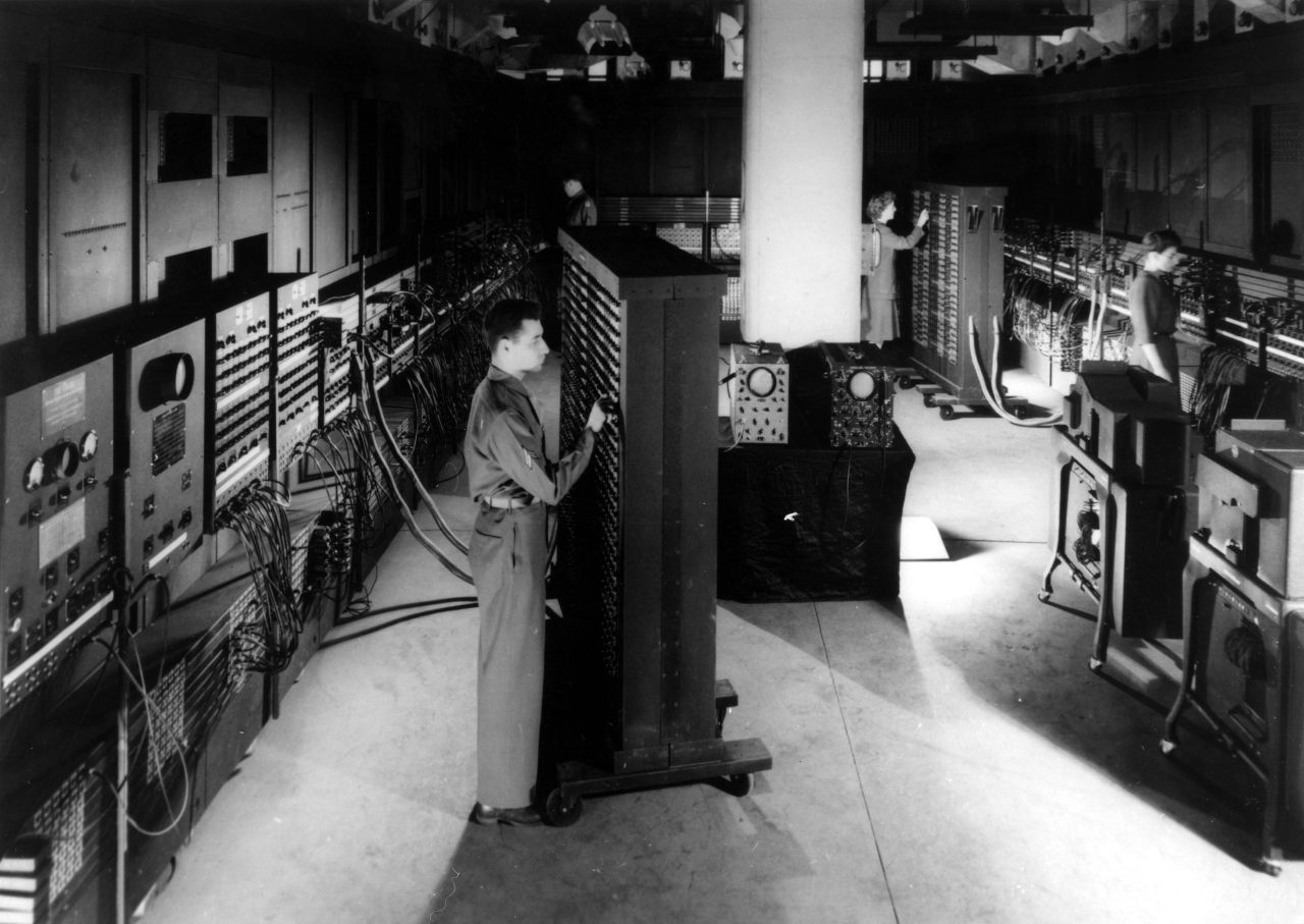 Der ENIAC war der erste Großrechner in den USA. Hier ein Bild aus den 1940er-Jahren. 