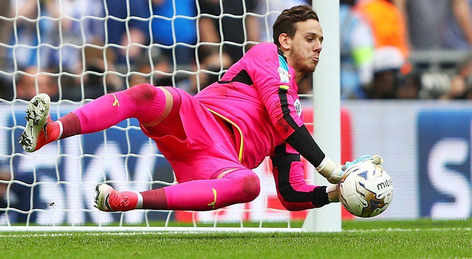 
                <strong>Torwart: Danny Ward - der Vertriebene</strong><br>
                Was wäre Huddersfield Town nur ohne Danny Ward? Der 23-Jährige lieferte eine überragende Saison ab. Im Playoff-Halbfinale hielt er im Elftmeterschießen zwei Schüsse - im Finale parierte er ebenfalls einen Elfmeter. Ward war von Liverpool ausgeliehen. Die "Reds" haben seit Jahren ein Problem auf der Torhüterposition. Weder Loris Karius, noch Simon Mignolet überzeugen bisher. Ward erhielt keine Chance, wurde dauernd verliehen oder zu der U23 geschickt. In Huddersfield wird er zum Garanten, sogar zum walisischen Nationaltorwart. Die Fans lieben ihn, seine Abwehr dankt ihm. Vielleicht kann David Wagner bei einem Bierchen mit Kumpel Jürgen Klopp über einen Verbleib von Ward reden. Es wäre von Nöten.
              