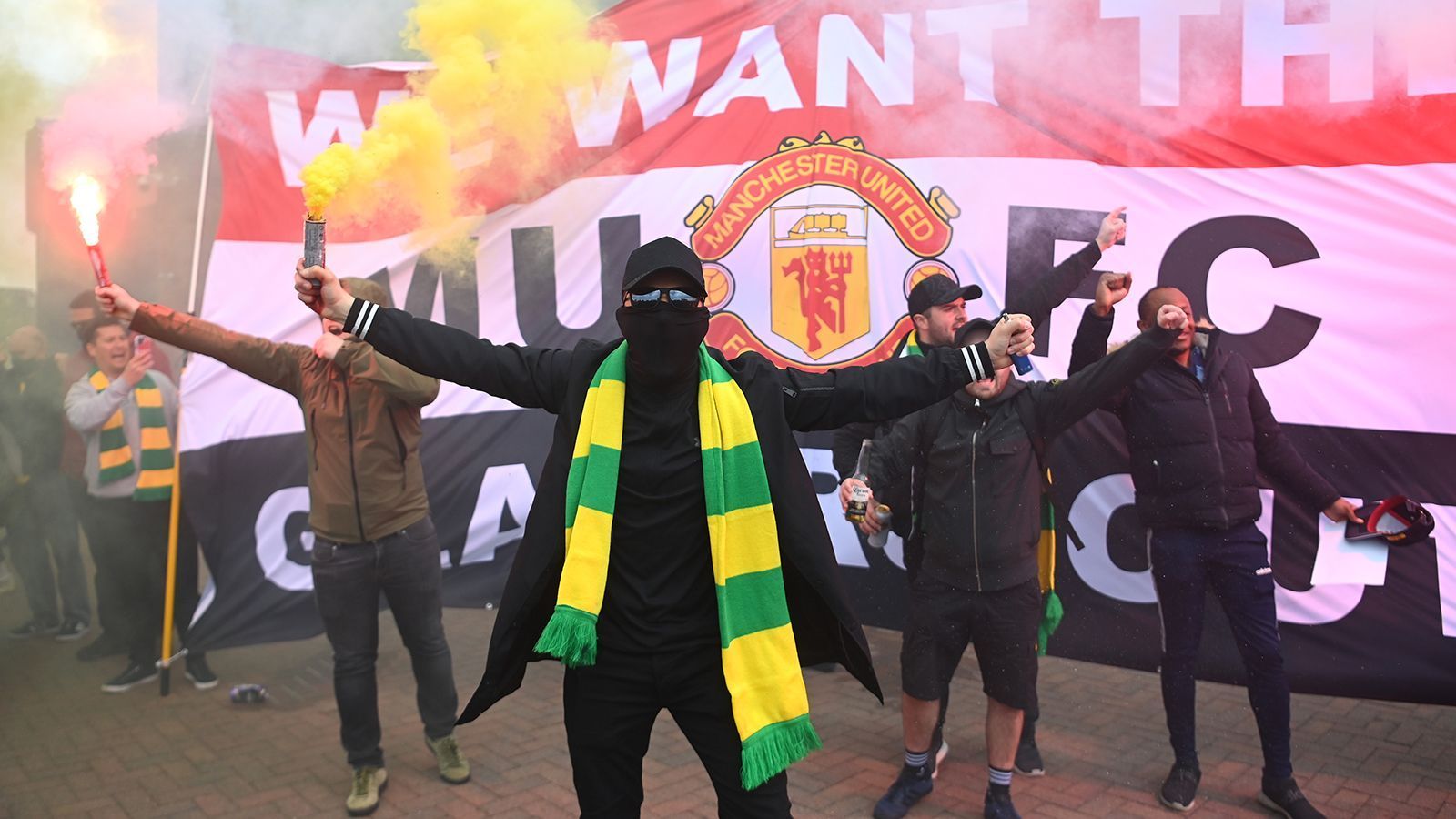 
                <strong>Proteste und Stadion-Sturm am Old Trafford</strong><br>
                Am Tag des geplanten Premier-League-Spitzenspiels zwischen Manchester United und dem FC Liverpool haben Fans der Red Devils mit einem gewaltigen Protest gegen die Klubeigentümer rund um und im Old Trafford für Chaos gesorgt. Die Partie gegen die Klopp-Truppe, die für 17:30 Uhr angesetzt war, musste verschoben werden.
              