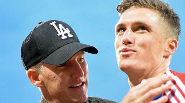 
                <strong>Bastian und Tobias Schweinsteiger</strong><br>
                Bastian und Tobias Schweinsteiger: Die Schweinsteigers gleichen sich optisch ziemlich, doch sportlich lief es früh sehr unterschiedlich für das Brüder-Paar. Der ältere, Tobias, hatte sein Karriere-Highlight mit ein paar Zweitliga-Einsätzen für Eintracht Braunschweig, während Bastian zunächst mit dem FC Bayern München alle nationalen und internationalen Titel abräumte und zudem seit 2014 Weltmeister ist. Mittlerweile spielt auch nur noch er professionell Fußball. Tobias hat mittlerweile als Co-Trainer bei der U17 des FC Bayern angefangen.
              