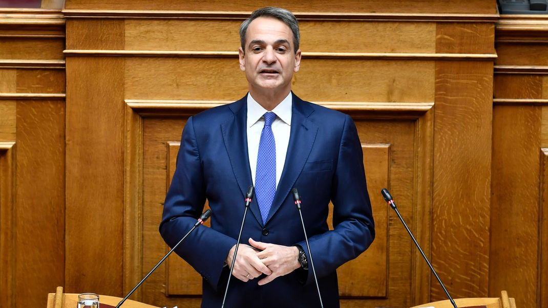 Ministerpräsident Kyriakos Mitsotakis setzte sich damit nicht zuletzt gegen Widerstand aus den Reihen seiner eigenen konservativen Partei Nea Dimokratia durch.