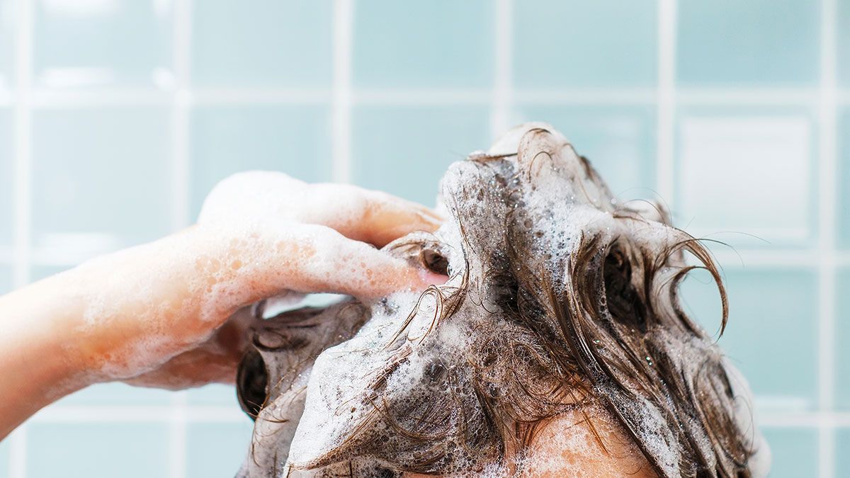 Finger weg von abgelaufenen Shampoo- und Haarpflege-Produkten! Wenn das Mindesthaltbarkeitsdatum überschritten ist, kann das Benutzen zu Haut-Irritationen führen. 