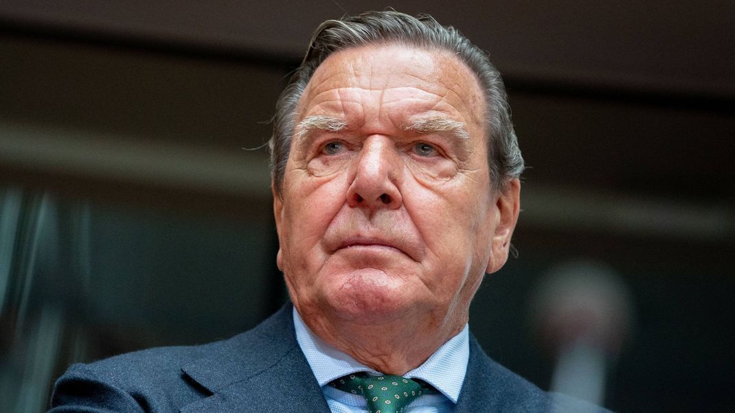 Schröder darf SPD-Mitglied bleiben.