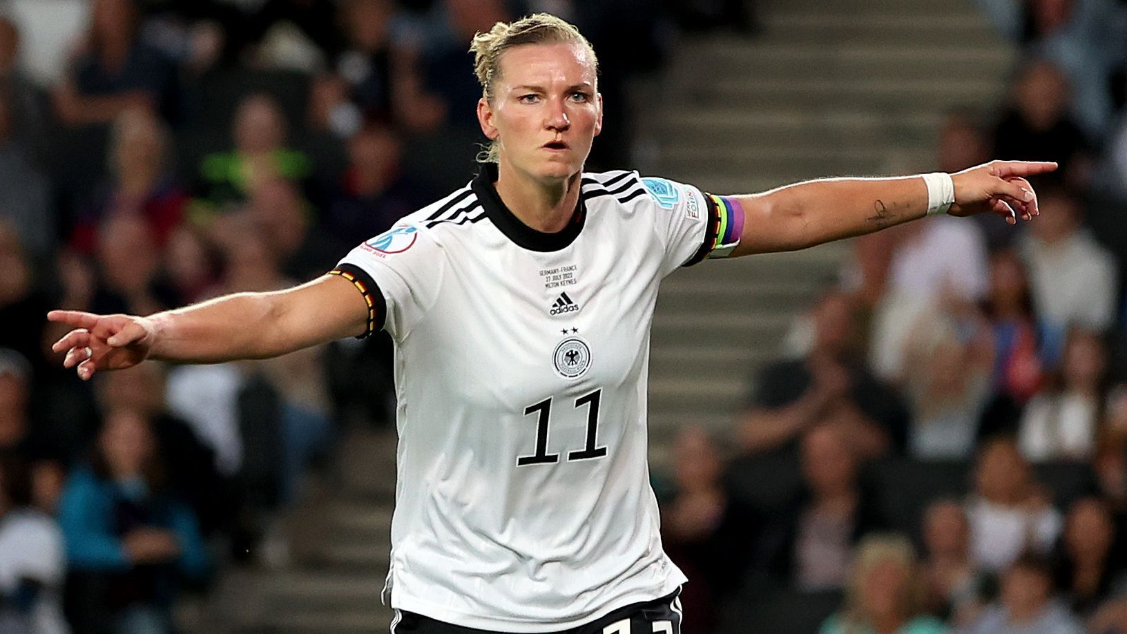 
                <strong>Alexandra Popp: Platz 6 bei den Frauen</strong><br>
                Auch sie ist mit Platz 6 schlecht weggekommen. Alexandra Popp kämpfte sich nicht nur nach einer schweren Verletzung wieder zurück auf den Platz und wurde mit Wolfsburg Deutsche Meisterin. Nein, sie schoss mit ihren sechs Toren Deutschland fast im Alleingang ins Finale von Wembley.
              