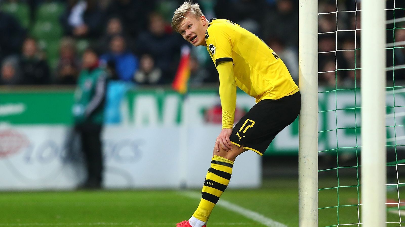 
                <strong>Privatleben: Erling Haaland</strong><br>
                Über den Haaland abseits des Feldes ist nicht viel bekannt. Teamkollegen erzählen, dass er stets professionell auftritt und auch abseits der Trainingszeiten an seinen Leistungen arbeitet. Außerdem probierte er sich im Teenager-Alter als Rapper mit der Band "Flow Kingz feat. Lyng". Der Song "Kygo jo" ging bereits viral. Kleiner Spoiler: Fußball spielen kann er besser.
              