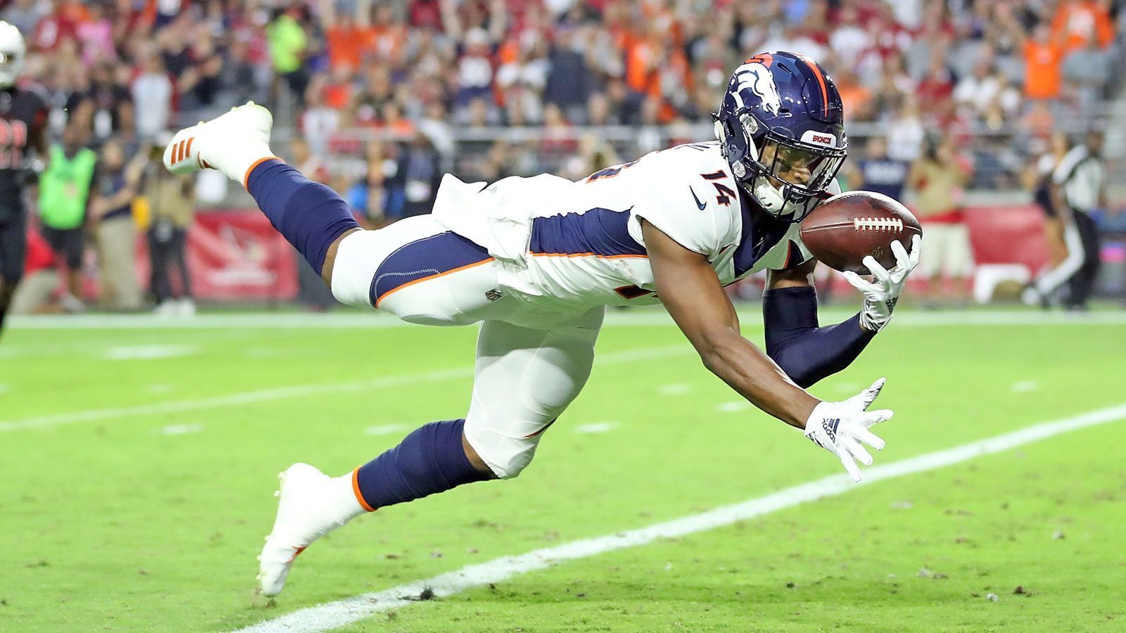 <strong>Platz 10: Denver Broncos<br></strong>Es hat bei den Denver Broncos beileibe nicht viel gefehlt in der letzten Saison. Rookie Bo Nix wird sich weiterentwickeln und hat mit Tight End Evan Engram eine zuverlässige Anspielstation bekommen. Auch die vorher schon starke Defense bekam mit Dre Greenlaw und Talanoa Hufanga zwei gute Additionen. Im Draft können die Broncos mehr nach Qualität wählen, nicht nach Bedarf.