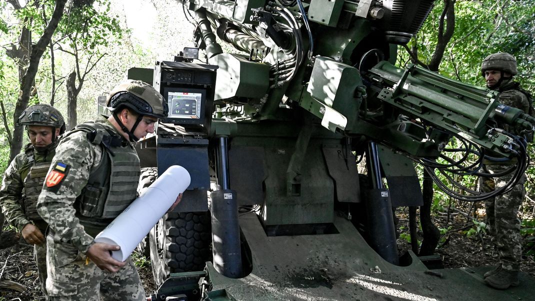 Soldaten der 55. Artilleriebrigade befinden sich in einem Kampfeinsatz in Richtung Pokrowsk in der Ostukraine.