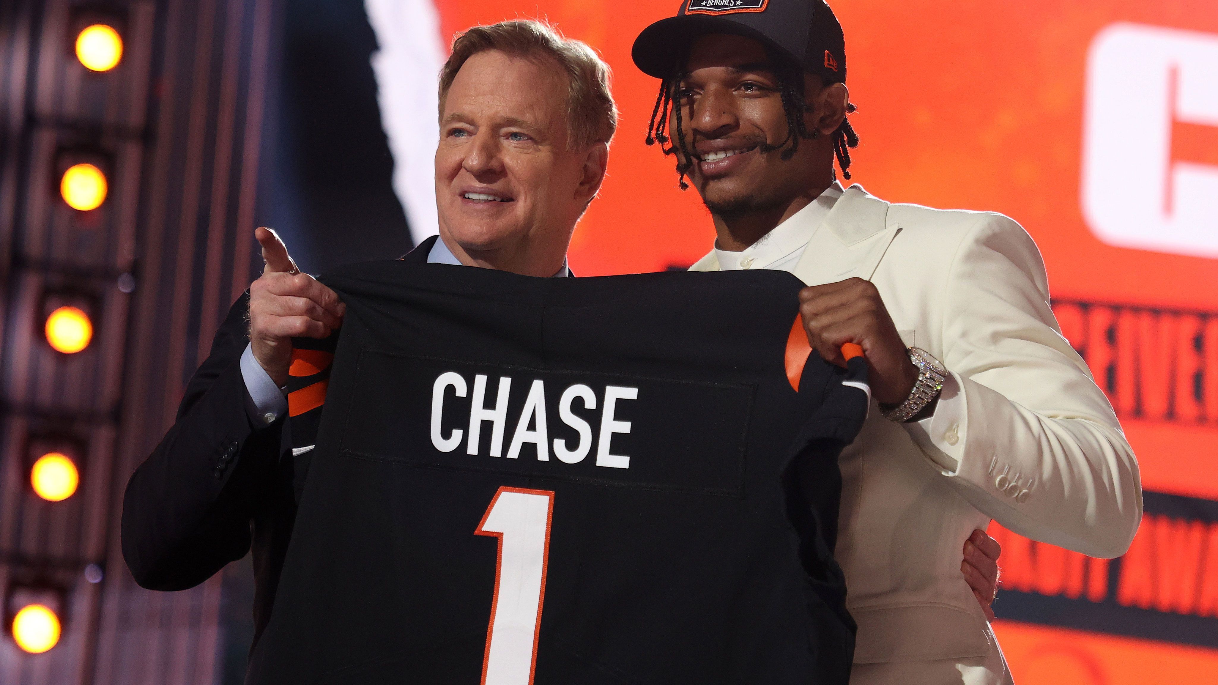 
                <strong>5. Pick - Ja'Marr Chase (Wide Receiver, Cincinnati Bengals)</strong><br>
                &#x2022; <strong>Vertrag unterschrieben: ja -</strong><br>&#x2022; Signing Bonus: 19.774.284 US-Dollar -<br>&#x2022; Gesamtgehalt: 30.819.641 US Dollar -<br>
              