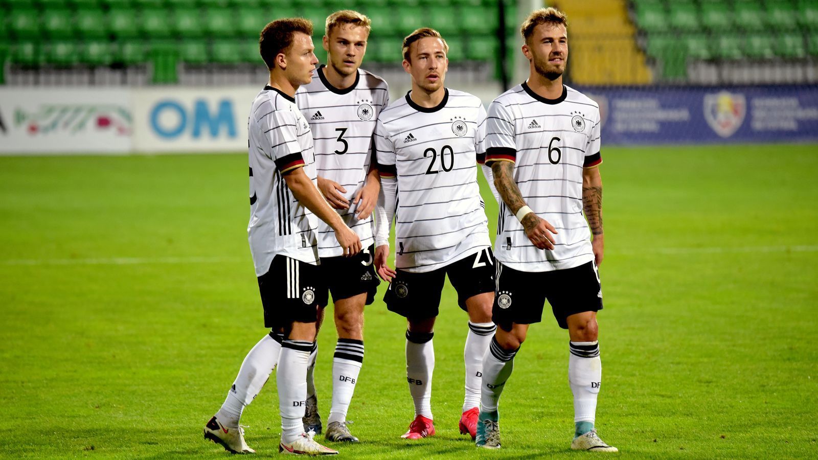 
                <strong>8. Fakt: DFB-Team trotzt Absagen-Flut</strong><br>
                Die Kaderzusammenstellung für die Länderspiele in Moldau und gegen Bosnien-Herzegowina gestaltete sich für U21-Bundestrainer Stefan Kuntz diesmal nicht ganz so einfach. Wegen Verletzungen oder Corona-Quarantäne muss der Ex-Profi für diese beiden EM-Quali-Begegnungen auf fünf Spieler verzichten, hat stattdessen gleich sieben Akteure nachnominiert. Darunter befindet sich etwa auch Felix Passlack (2.v.r), der zuletzt bei Borussia Dortmund überraschend in drei Pflichtspielen zum Zug kam auch in Moldau dann gleich in der Kuntz-Startelf als Rechtsverteidiger auflief. Überhaupt hat sich das Fehlen von fünf Spielern beim 5:0-Erfolg in der Republik Moldau nicht bemerkbar gemacht. Die DFB-Junioren trotzten den vielen Absagen. 
              