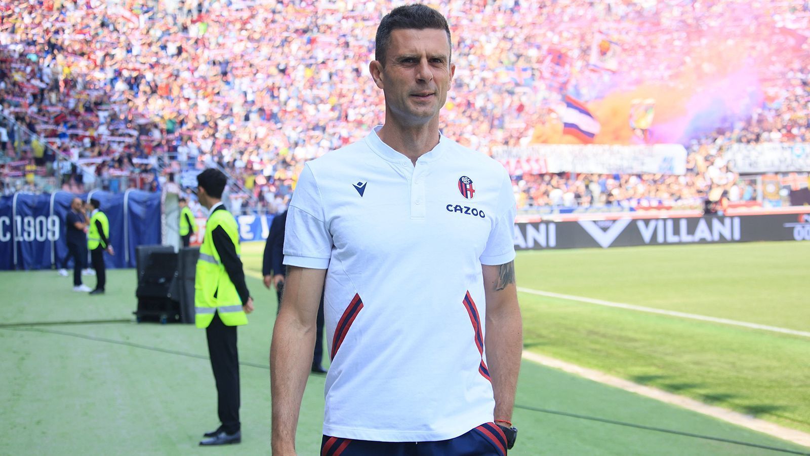 
                <strong>Thiago Motta (FC Bologna)</strong><br>
                Ebenfalls momentan in der Serie A aktiv ist Thiago Motta. Der 40-jährige soll der Favorit von Nasser Al-Khelaifi sein. Motta kennt den Verein bestens: Von 2012 bis 2018 spielte er für die Pariser und beendete dort auch seine Karriere. Kommt es jetzt zu einem Wiedersehen? Ein Argument, das gegen eine Verpflichtung des Italieners spricht: Motta hat keinerlei Erfahrungen als Trainer in der Champions League.
              