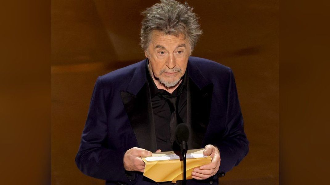 Bei den Oscars 2024 sorgt Schauspieler Al Pacino für eine Panne. Mehr dazu hier!