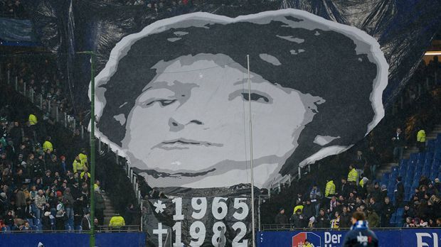 
                <strong>Tiefpunkt</strong><br>
                Es war einer der traurigsten Tage in der Geschichte der Bundesliga: Am 17. Oktober 1982 starb der 16 Jahre alte Bremer Anhänger Adrian Maleika nach einem Überfall durch HSV-Hooligans. Maleika hatte im Rahmen einer Auseinandersetzung durch einen Steinbrocken mehrere Schädelbrüche erlitten und starb einen Tag nach dem Angriff an den Folgen einer Hirnlähmung. Der wahre Täter konnte nicht ermittelt werden.
              